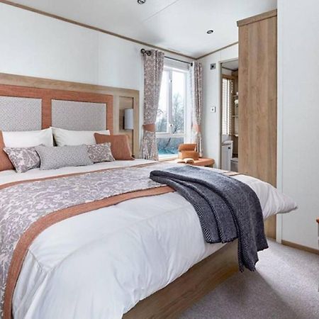 Captivating Bluebell Lodge 2-Bed Cotswolds Caravan Cirencester Exterior photo