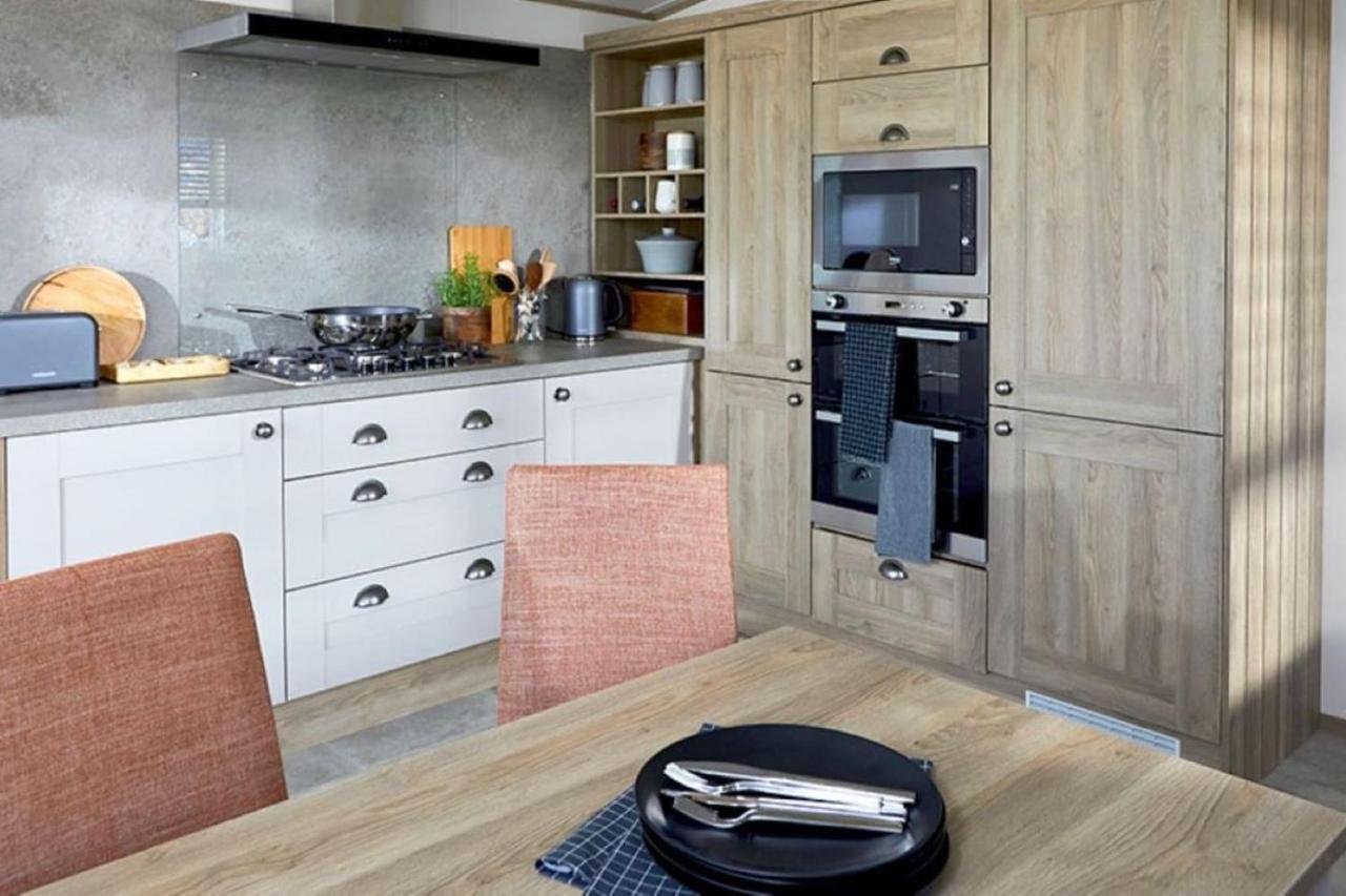 Captivating Bluebell Lodge 2-Bed Cotswolds Caravan Cirencester Exterior photo