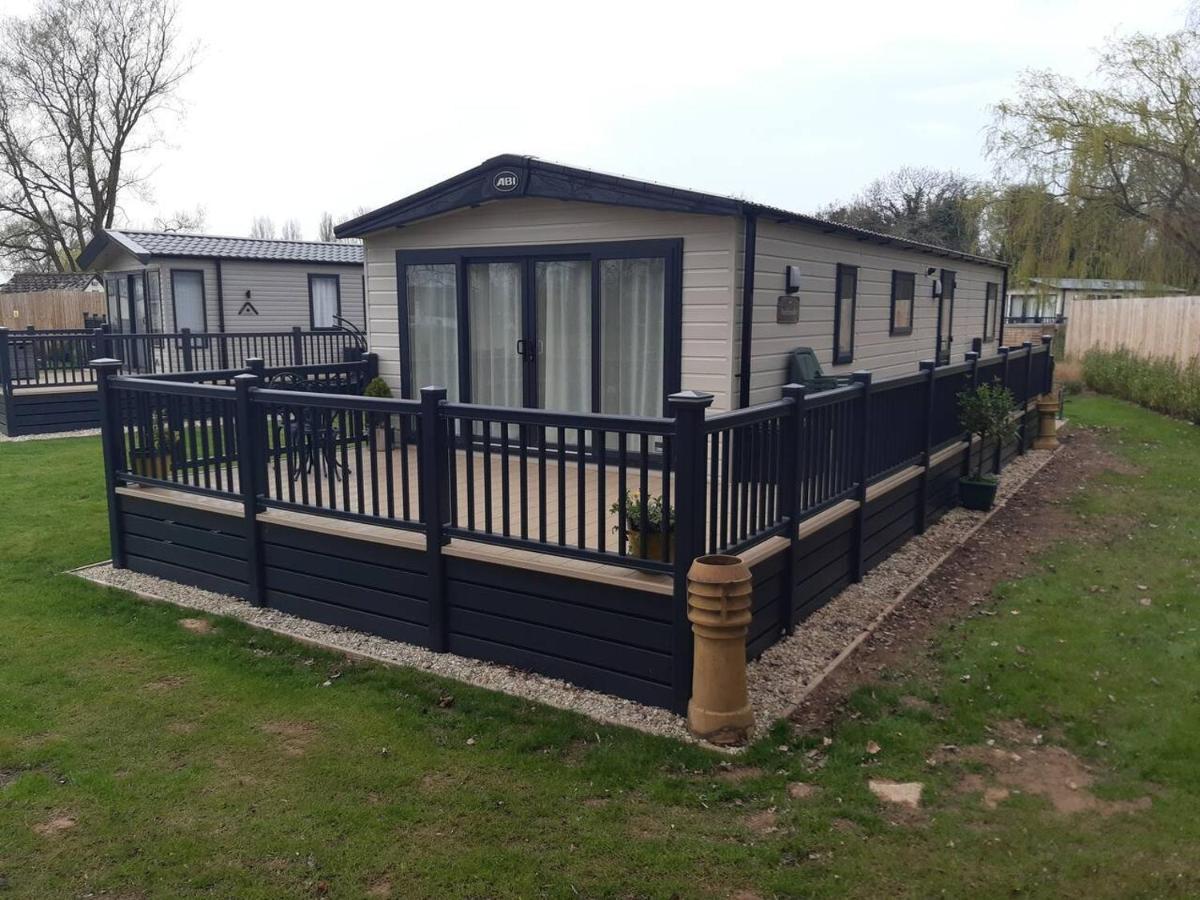 Captivating Bluebell Lodge 2-Bed Cotswolds Caravan Cirencester Exterior photo